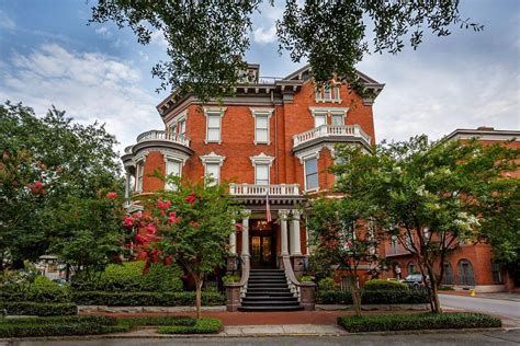 downtown savannah places to stay.